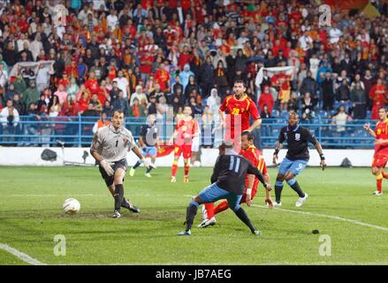 ASHLEY YOUNG öffnet die SCORING MONTENEGRO V ENGLAND CITY Stadion PODGORICA MONTENEGRO 7. Oktober 2011 Stockfoto