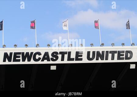 FAHNEN WEHEN BEI NEWCASTLE ST. NEWCASTLE-ST JAMES PARK. NEWCASTLE-ST JAMES PARK. JAMES PARK NEWCASTLE ENGLAND 22. Oktober 2011 Stockfoto