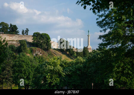 Victor-Denkmal auf dem Kalemegdan Festung gesehen von unten in Belgrad, Serbien-Bild der legendären Sieg Statue gesehen auf der Belgrader Festung Kale Stockfoto