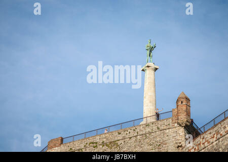 Victor-Denkmal auf dem Kalemegdan Festung gesehen von unten in Belgrad, Serbien-Bild der legendären Sieg Statue gesehen auf der Belgrader Festung Kale Stockfoto