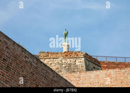 Victor-Denkmal auf dem Kalemegdan Festung gesehen von unten in Belgrad, Serbien-Bild der legendären Sieg Statue gesehen auf der Belgrader Festung Kale Stockfoto