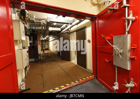 Rot Metall Brandschutztür in einem unterirdischen Bunker. Stockfoto