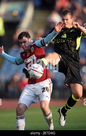 KEITH TREACY & PAUL CONNOLLY BURNLEY V LEEDS UNITED TURF MOOR BURNLEY ENGLAND 19. November 2011 Stockfoto