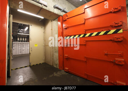 Rot Metall Brandschutztür in einem unterirdischen Bunker. Stockfoto