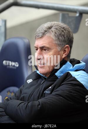 BRIAN KIDD MANCHESTER CITY FC-Co-Trainer MANCHESTER CITY FC-Assistent M ETIHAD STADIUM MANCHESTER ENGLAND 03 Dezember 2 Stockfoto