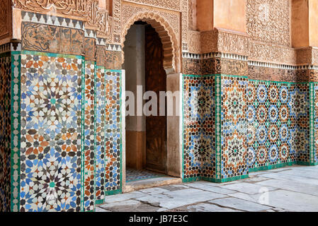 Fliesen Sie-Muster in der islamischen Schule Medersa Ben Youssef, Marrakesch, Marokko, Afrika Stockfoto