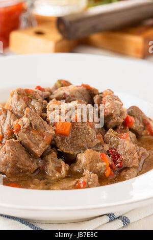 Gulasch, Eintopf aus Fleisch und Gemüse, gewürzt mit Paprika und anderen Gewürzen Stockfoto