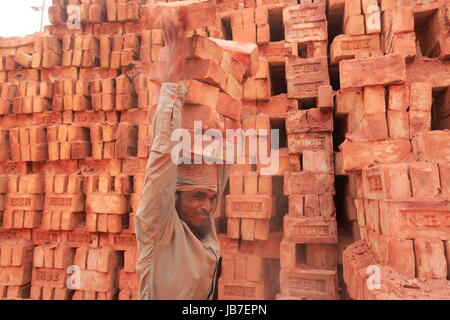 Ein Arbeiter arbeitet an der Ziegelei in Khulna, Bangladesh. Stockfoto