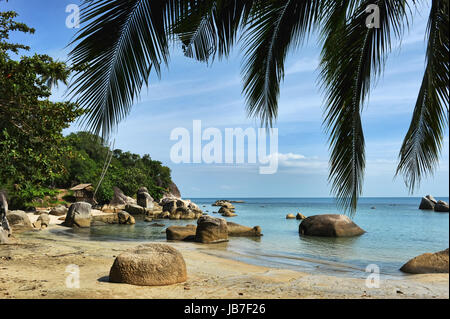 Lamai Strand mit türkisfarbenem Wasser und blauer Himmel Stockfoto