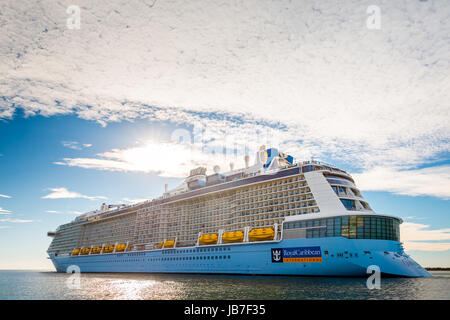 Port Adelaide, South Australia, 14. Februar 2017: MS Ovation der Meere Kreuzfahrtschiff verlassen Außenhafen. Es ist drittes Schiff in der Quantum-Klasse der Stockfoto