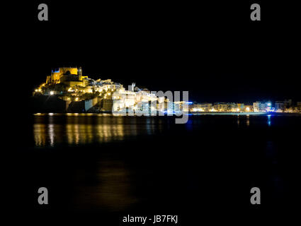 Peniscola Burg bei Nacht, Spanien Stockfoto