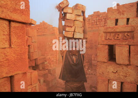 Ein Arbeiter arbeitet an der Ziegelei in Khulna, Bangladesh. Stockfoto