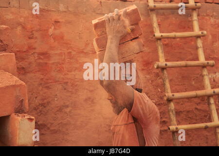 Ein Arbeiter arbeitet an der Ziegelei in Khulna, Bangladesh. Stockfoto