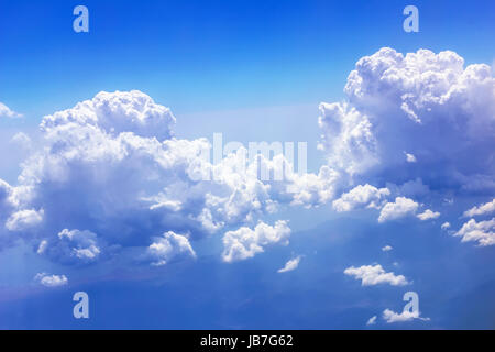 Wolken am blauen Himmel am sonnigen Tag Stockfoto