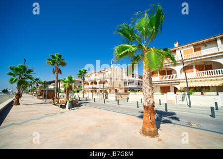 Allgemeinen Blick auf die Straße an der Costa Blanca, Alicante, Spanien Stockfoto