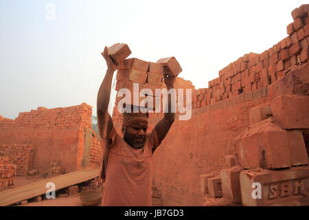 Ein Arbeiter arbeitet an der Ziegelei in Khulna, Bangladesh. Stockfoto