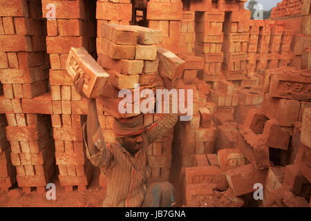 Ein Arbeiter arbeitet an der Ziegelei in Khulna, Bangladesh. Stockfoto