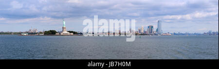 Die Statue of Liberty (Freiheit erleuchtet die Welt), eine kolossale neoklassische Skulptur auf Liberty Island mitten im Hafen von New York, Manhattan. Die Statue ist eine weibliche Gewandfigur, Libertas, der römischen Göttin der Freiheit, der trägt eine Fackel und eine Tabula Ansata darstellt Stockfoto