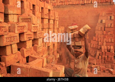 Ein Arbeiter arbeitet an der Ziegelei in Khulna, Bangladesh. Stockfoto