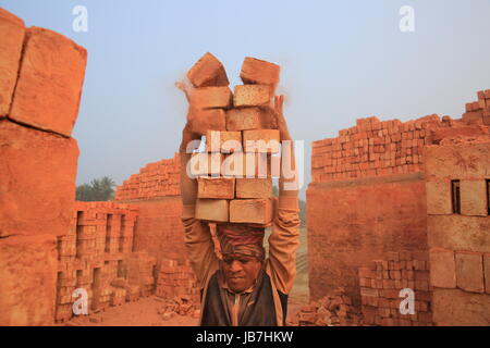 Ein Arbeiter arbeitet an der Ziegelei in Khulna, Bangladesh. Stockfoto