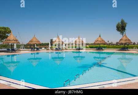 Außenpool in einem tropischen Luxus Hotel Resort mit Bäumen Stockfoto