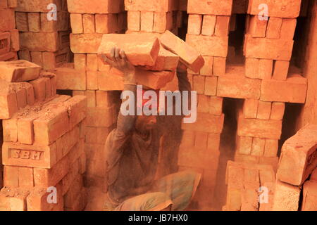 Ein Arbeiter arbeitet an der Ziegelei in Khulna, Bangladesh. Stockfoto