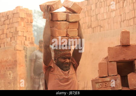 Ein Arbeiter arbeitet an der Ziegelei in Khulna, Bangladesh. Stockfoto