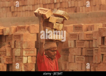 Ein Arbeiter arbeitet an der Ziegelei in Khulna, Bangladesh. Stockfoto