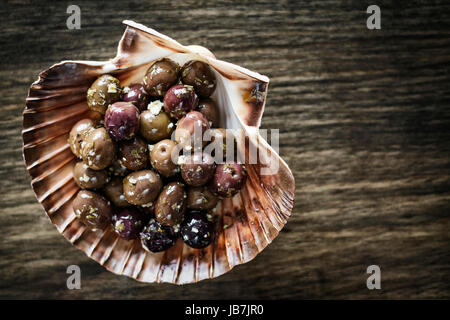 Gourmet-Knoblauch und Kräuter marinierten frischen Oliven Tapas Snack starter Stockfoto