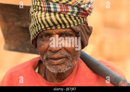 Porträt eines alten Mannes, der arbeitet in einer Ziegelei in Khulna, Bangladesh Stockfoto