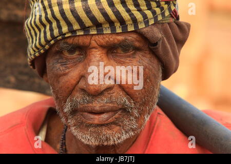 Porträt eines alten Mannes, der arbeitet in einer Ziegelei in Khulna, Bangladesh Stockfoto