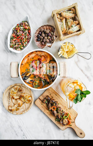 gemischte Meeresfrüchte Auswahl Gourmet set Mahlzeit am Tisch Stockfoto