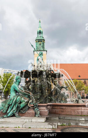 Neptunbrunnen (Neptunbrunnen) mit der Kirche St Mary (Marienkirche), im Hintergrund in Alexanderplatzes, Berlin, Deutschland Stockfoto