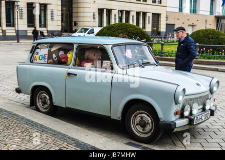 Berlin, Deutschland - 12. April 2017: Auto Trabant-Marke mit seinem Fahrer vor dem Brandenburger Tor genannt Trabi Andy voller Teddybären in Berlin, G Stockfoto