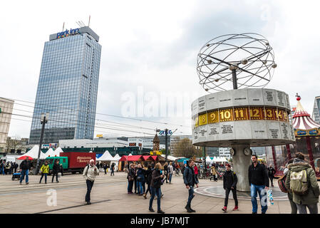 Berlin, Deutschland - 12. April 2017: Weltzeituhr (Weltzeituhr), berühmte Uhr am Alexanderplatz im Zentrum der Hauptstadt mit Passanten in B Stockfoto