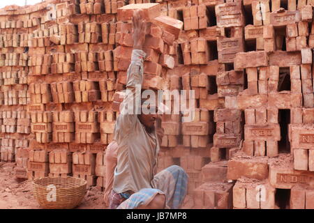 Ein Arbeiter arbeitet an der Ziegelei in Khulna, Bangladesh. Stockfoto