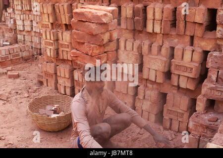 Ein Arbeiter arbeitet an der Ziegelei in Khulna, Bangladesh. Stockfoto