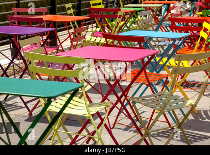 Lebendige bunte Stühle und Tische im Außenbereich des Cafés in Aarhus (Dänemark) Stockfoto