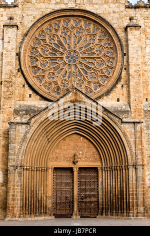 Schöne alte Fassade der Kirche aus Spanien (Sant Cugat de Vallés) Stockfoto