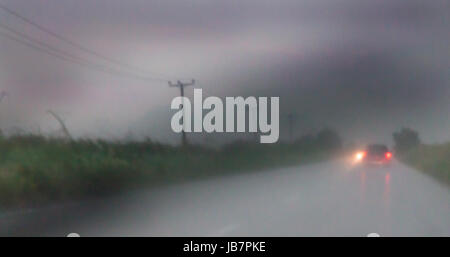 Fahren an einem regnerischen Tag mit unscharfen hinteren Licht zu sehen. Stockfoto
