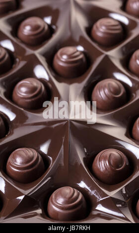 Hintergrund der Pralinen in einer Box-Nahaufnahme Stockfoto