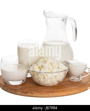 Stillleben von Milchprodukten auf weißem Hintergrund Stockfoto