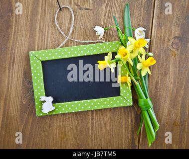 Kleine Tafel Mit Fruehlingsblumen Auf Rustikalem Hintergrund Stockfoto