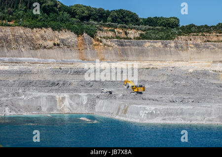 ENCI (Erste niederländische Zementindustrie) quary am Mount Saint Peter mit Dump Truck und einem grossen Bagger, Bergbau in Marl. Maastricht, Niederlande. Stockfoto