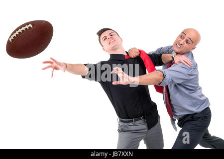 Unternehmer spielen Rugby isoliert in weiß Stockfoto