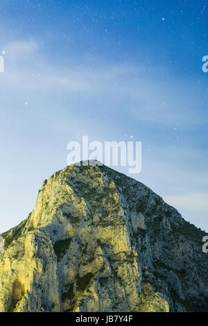 Mountain Top unter einem Sternenhimmel, Nacht, Landschaft Stockfoto
