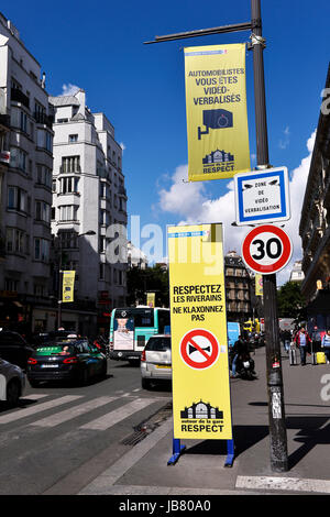 Keine Parkplätze, kein Horn, video Zone, Nordbahnhof Paris, Frankreich Stockfoto