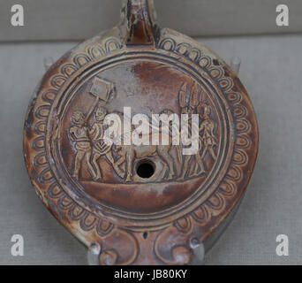 Terrakotta-Lampe mit dem siegreichen wichtigsten Rennpferd umgeben von jubelnden Fans. 1. Jahrhundert. Italien. British Museum. London. Vereinigtes Königreich. Stockfoto