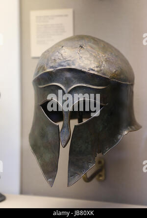 Korinthischen Helm. Bronze, Griechisch. 5. Jahrhundert vor Christus. Aus der Fundgrube der Beute pro Olimpia. c. 460. BC. British Museum. London. Vereinigtes Königreich. Stockfoto