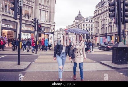 Zwei Frauen überqueren Sie die Straße an der Ampel der Oxford Street Stockfoto